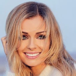 Katherine Jenkins 飾演 Millie