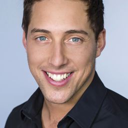 Chris Violette - 過年有禮不嫌多演員 飾演Santa Photographer (uncredited)