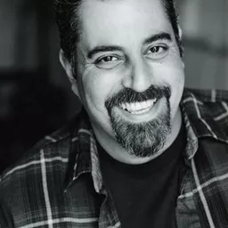 John Farrage 飾演 Avni