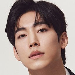 Park Young-Woon 飾演 Hallway Man 2