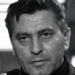 塔德烏什·舒密特 - 砂漏療養院演員 飾演Officer