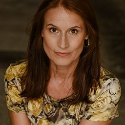 Brit Gülland 飾演 Mama (voice)