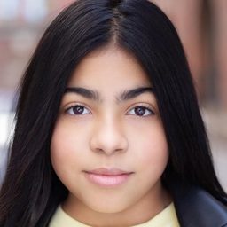 雅娜莉·西摩 飾演 Happy