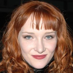 Scarlett Pomers 飾演 Lucy