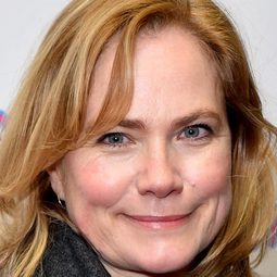 艾比蓋兒·克魯滕登 飾演 Beth