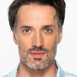 Andreas Konstantinou 飾演 Christos