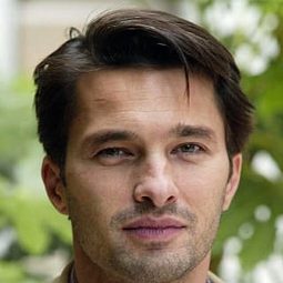 奧利維·馬丁尼茲 飾演 Quemada