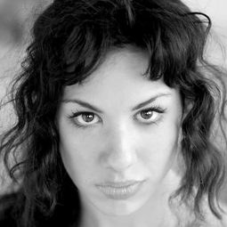 Amy Dawson 飾演 Beatrice Carew