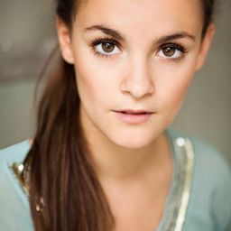 Céline Vogt 飾演 Laura (voice)