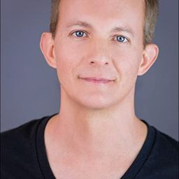 迪安·巴卡爾 - 驚爆銀河系演員 飾演Nervous Tech