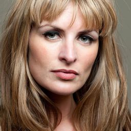 Lesley Harcourt 飾演 Lesley Robertson