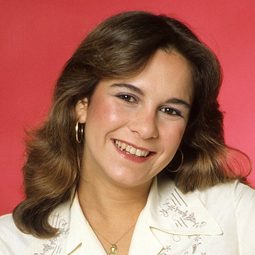 艾莉莎·凱寧 飾演 Carla Mae