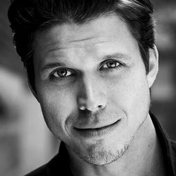 詹姆斯·A·伍茲 飾演 