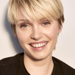 Katsiaryna Shulha 飾演 Kira