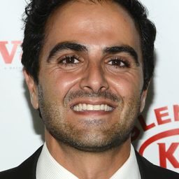 Sam Younis 飾演 Mr. Spirulina