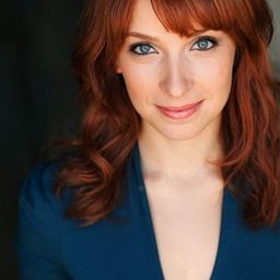 Sasha Gioppo 飾演 Loud bar friend