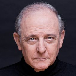 艾米里歐·古鐵雷斯·卡巴 飾演 Padre Díaz