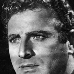 Germano Longo 飾演 Scebro