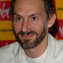 Karl Theobald 飾演 Martin Dear