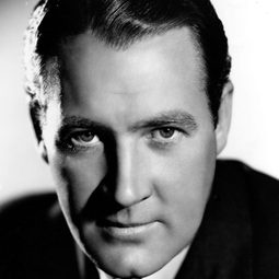 Ian Hunter 飾演 Captain Crewe