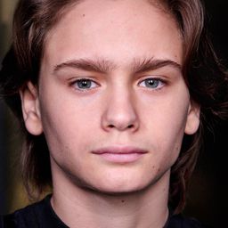 Etienne Kellici 飾演 Charlie Brown (voice)