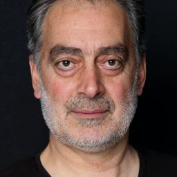 納迪·居勒爾 - 療傷旅程演員 飾演Commissioner