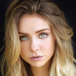 Maddie Phillips 飾演 Skylar