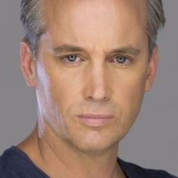 Ian Stenlake 飾演 Tug Medic