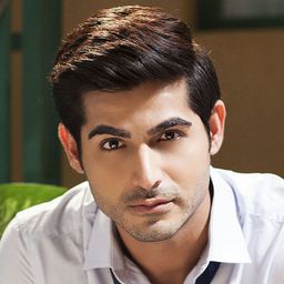 Omkar Kapoor 飾演 Hasmukh