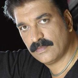 Joy Badlani 飾演 Police Commissioner