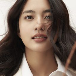 Supitcha Sangkhachinda 飾演 Som