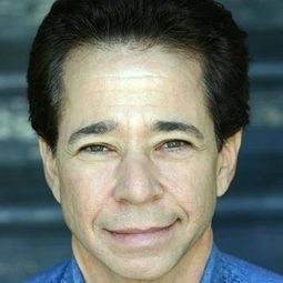 喬伊·凱門 - 妖怪島演員 飾演Shiro / Fergus / Mayor's Assistant (voice)