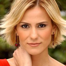 Zeynep Tokuş 飾演 Asiye