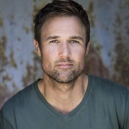 Richard Lambeth 飾演 Civil Aviation Director