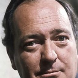 Stratford Johns 飾演 Monarch