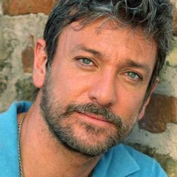 Sergio Assisi 飾演 Gustavo