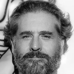 Philip Schurer - 行走的正義演員 飾演Director Banque Credite Mondiale