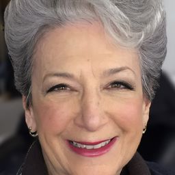 Catherine Wolf 飾演 Mrs. Grundwerg