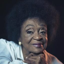 Léa Garcia 飾演 Dona Angela