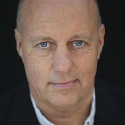 Ben Forster 飾演 Mr. Perkins