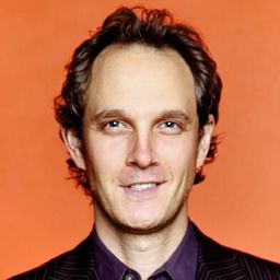 Emmanuel Todorov 飾演 Mike