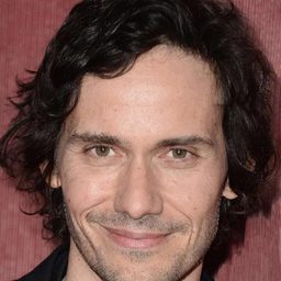 克里斯汀·卡瑪格 飾演 Dr. Daniel Luxembourg