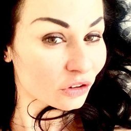 Angela Ferlaino 飾演 Raffaella