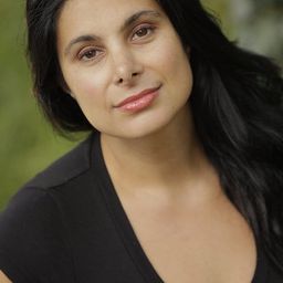 Maggie Parto 飾演 Val