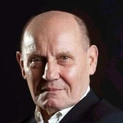 Jürgen Schornagel 飾演 Walter Mansfeld