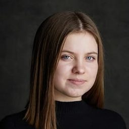 Kate Hallett 飾演 Autje