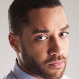 Samuel Anderson 飾演 