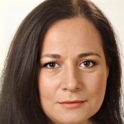 Ayşegül Uygurer 飾演 Mesude