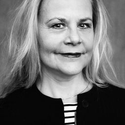 Sigrún Edda Björnsdóttir 飾演 