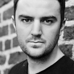 Nick Julian - 黑暗騎士：黎明昇起演員 飾演Caterer